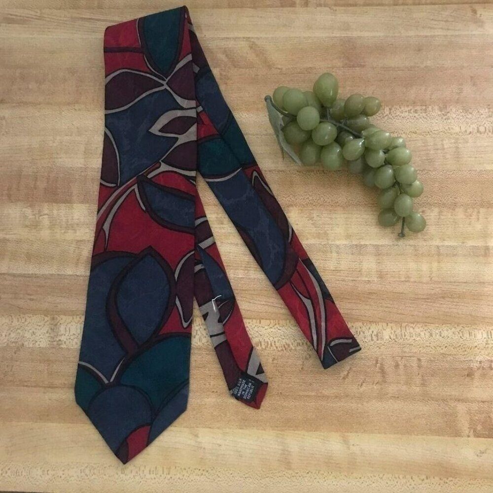 #1180 VTG FASHION NECKWEAR BRAND RED PRINT SILK NECKTIE 58 IN X 4 IN